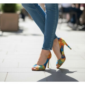 Women's Unisa Heels Size 7 Jubilee Watercolor Floral Peep Toe Pumps